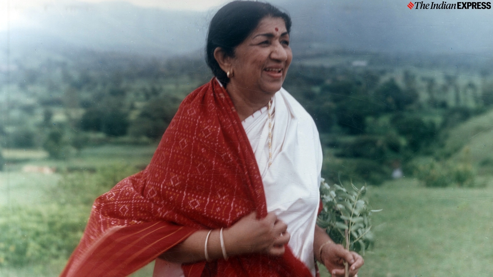 Lata Mangeshkar stood for 10 hours to sing ‘Lukka Chuppi’; what Nehru ...