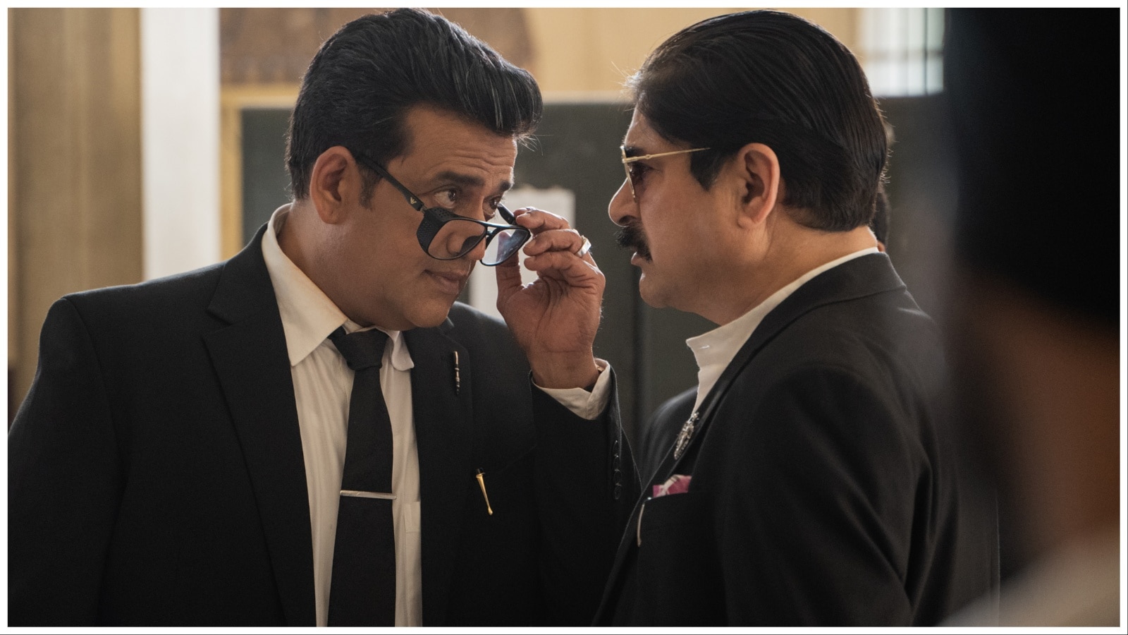 Ravi Kishan and Yashpal Sharma in Maamla Legal Hai.