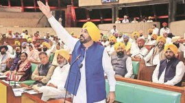 mannn AAP chandigarh protest, AAP protest against electoral fraud, Chandigarh Mayoral polls, Chandigarh Mayoral polls result, Aam Aadmi Party, Bhagwant Mann, Arvind Kejriwal, ED questioning to Kejriwal, indian express news