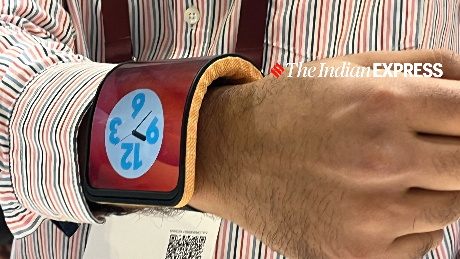 Rollerphone Bracelet Phone is Actually a Wrist Band With a Flexible Display  - Concept Phones