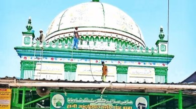 Mumbai-police-dargah-land-dispute