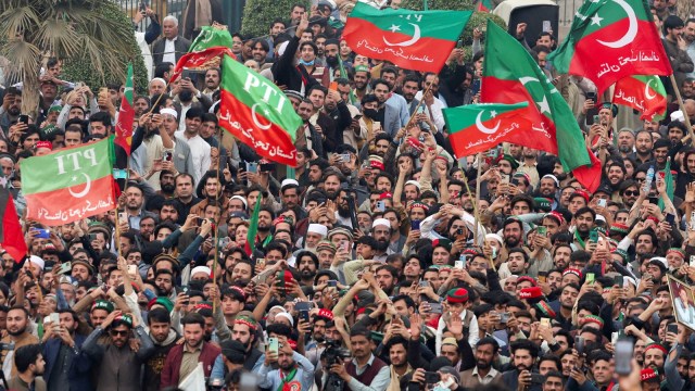 Supporters of former Prime Minister Imran Khan's party, the Pakistan Tehreek-e-Insaf (PTI), wave flags as they protest demanding free and fair results of the elections, in Peshawar, Pakistan February 17, 2024. REUTERS/Fayaz Aziz