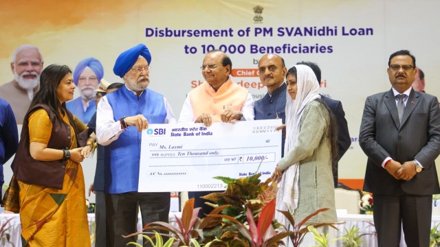 PM scheme, PM SVANidhi scheme, PM SVANidhi scheme beneficiaries, Hardeep Puri, exploitation of street vendors, Municipal Corporation of Delhi, State Level Bankers Committee, Punjab National Bank, indian express news