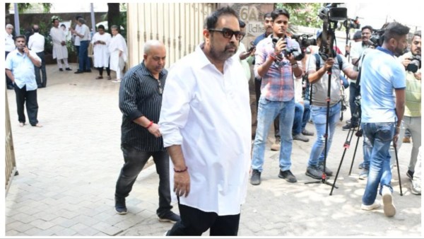 Shankar Mahadevan at Pankaj Udhas's funeral. 