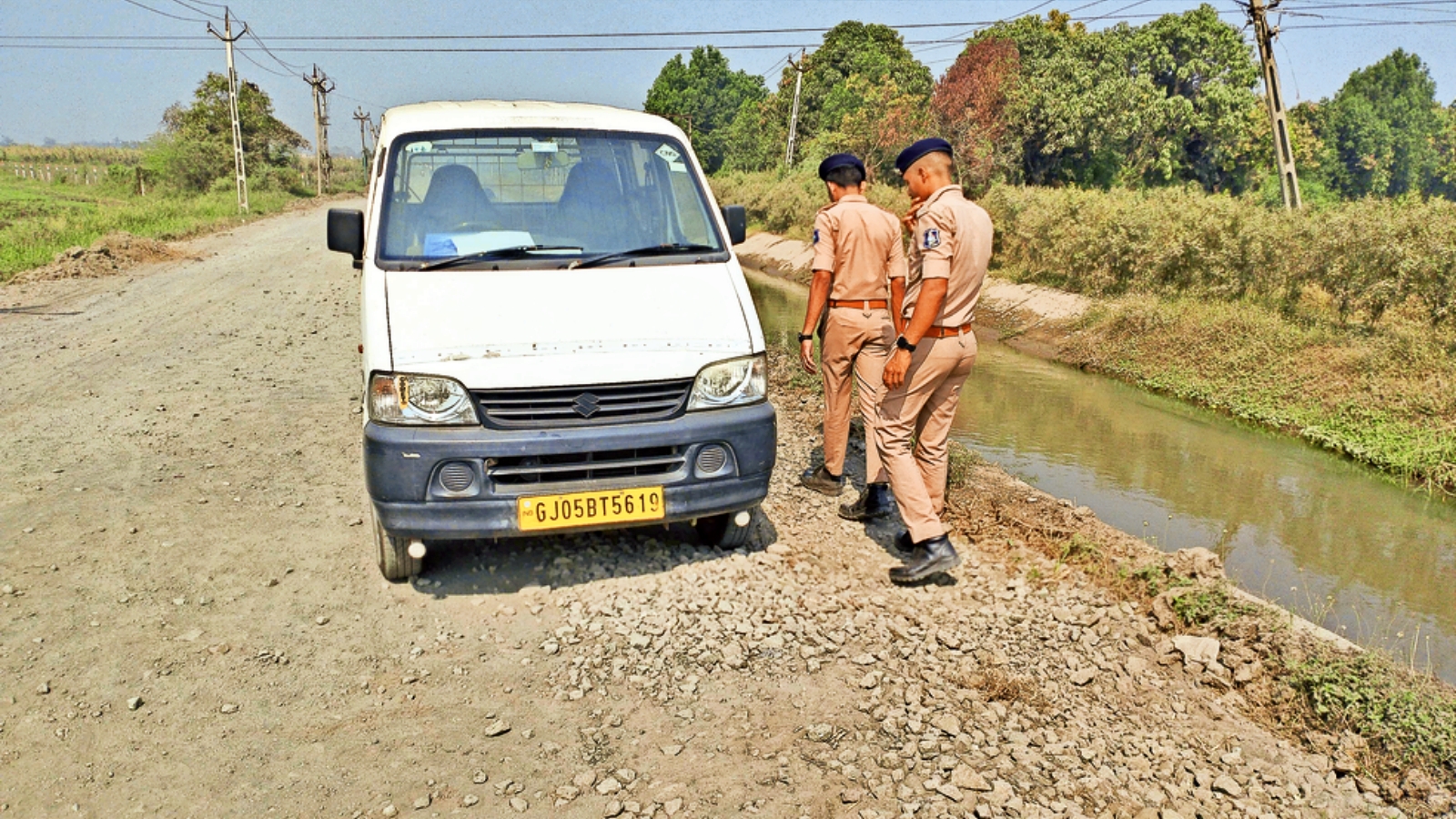 Man poses as I-T officer, robs Rs 1 cr from van - Vimarsana News