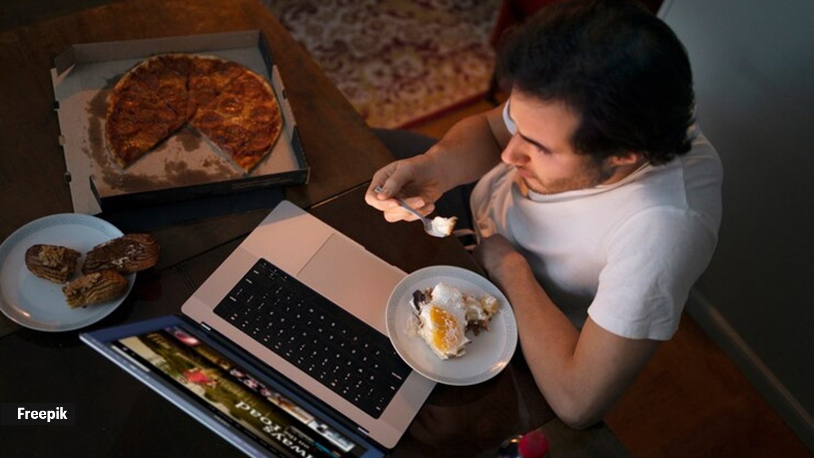 eating while watching tv, mindful eating, dangers of eating while watching tv