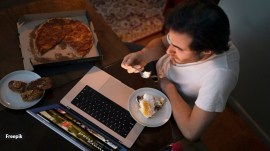 eating while watching tv, mindful eating, dangers of eating while watching tv