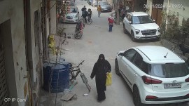 delhi robbery, gold necklaces stolen, woman burqa, cash jewellery recovered, delhi police recovery, CCTV footage, Shweta CCTV footage, police probe, FIR under IPC Section 380, Indian express news