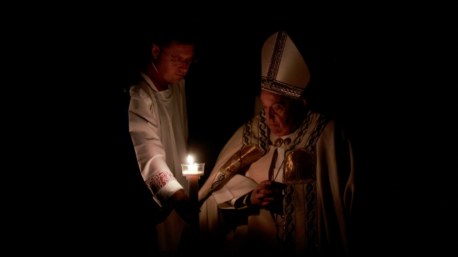 Pope presides over Easter Vigil, delivers 10minute homily after