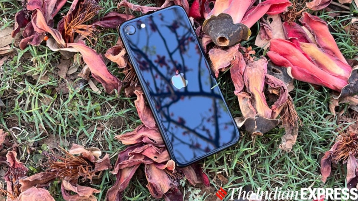 Apple iPhone SE 4 | Apple iPhone SE 4 specs | Apple iPhone SE 4 renders