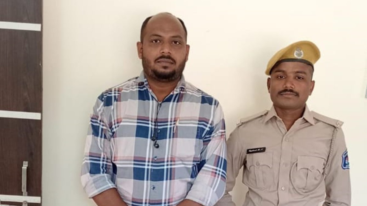 Chikhatiya village sarpanch Kiran Patel with GRD Jawan Minesh Gaekwad. (File photo)