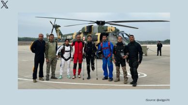 Lieutenant colonel skydives with prosthetic leg