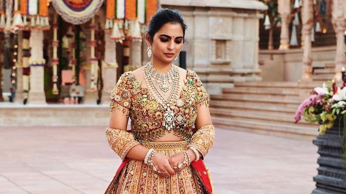Isha Ambani wore a blouse made of diamonds and gold jewellery at brother  Anant Ambani's pre-wedding festivities, watch | Bollywood News - The Indian  Express