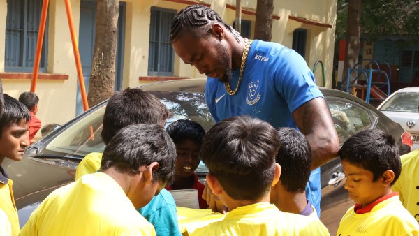 Jofra Archer signing autographs for the kids outside Alur Stadium. (X | @SussexCCC)
