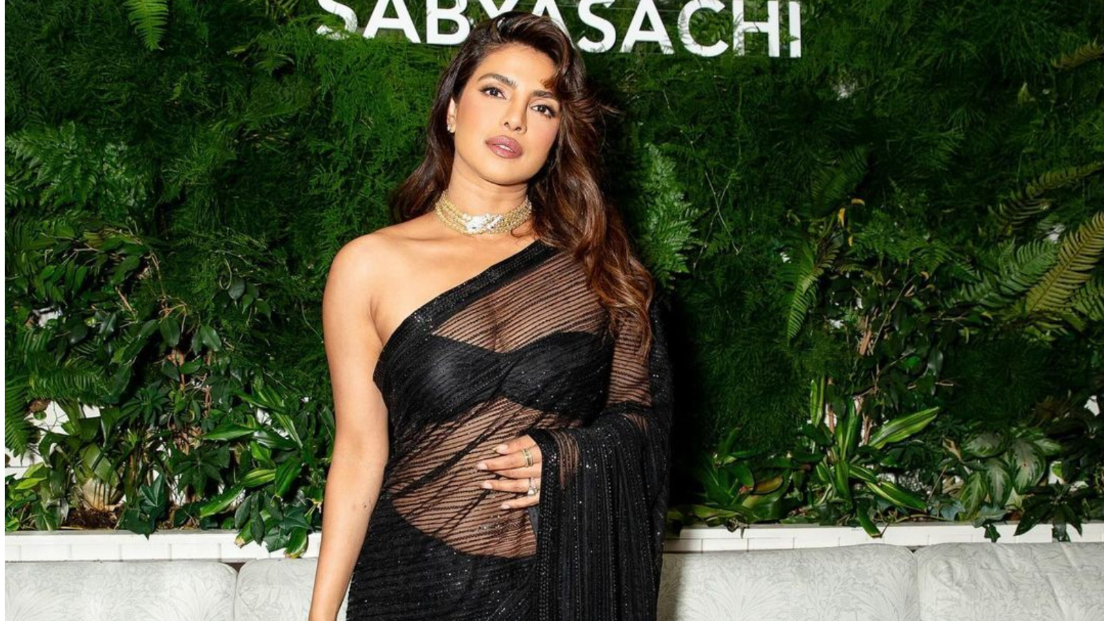 What are some jaw-dropping images of Priyanka Chopra in a saree? - Quora