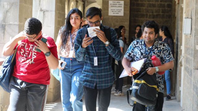  Students coming extracurricular  of the introspection  hall.