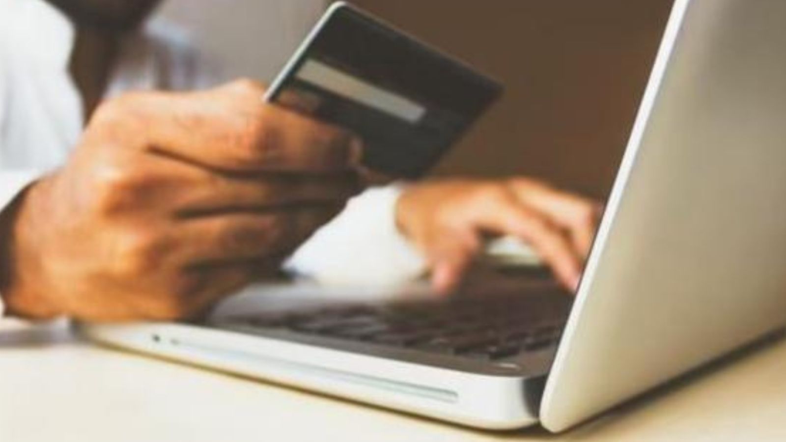 RBI asks card issuers to give users choice of other networks