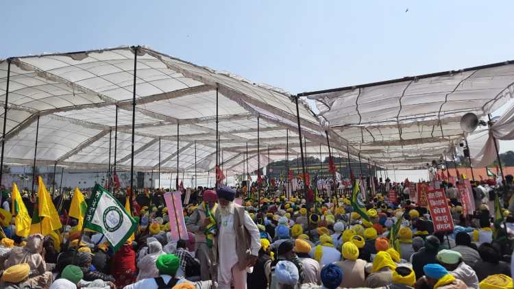 Thousands part of farmer and farm worker unions, and trade unions, have gathered at the Kisan Mazdoor Mahapanchayat at Ramlila Maidan, called by the Samyukta Kisan Morcha.
