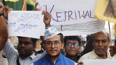 Arvind Kejriwals arrest, Protest over Kejriwal’s arrest, AAP workers manhandling allegations, aap protestors, Aam Aadmi Party, Kolkata AAP workers protest, kejriwal ed custody, indian express news