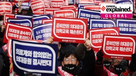 Doctors chant slogans during a rally to protest against government plans to increase medical school admissions in Seoul, South Korea, March 3, 2024. (REUTERS: Photo)