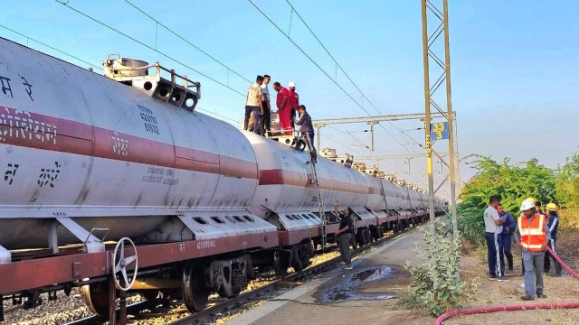 Mumbai gas leakage, Mumbai LPG leakage, Amreli LPG tanker leak, Indian Railway, Railway traffic halt, liquified petroleum gas, indian express news