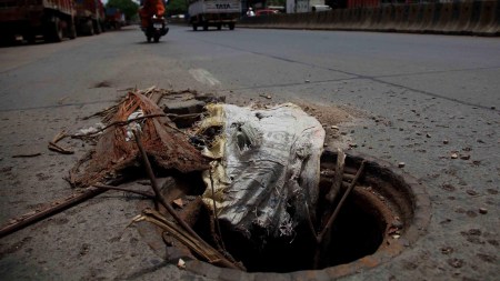 Mumbai sewer drain death, Mannual scavenging, Mannual scavenging death, overflowing manhole at Malad, overflowing drain,