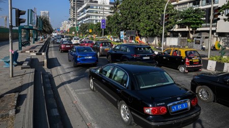 Mumbai Coastal Road Day 1, Mumbai Coastal Road traffic management, Mumbai Coastal Road opening day, Mumbai Coastal Road opens for public, vehicles at Coastal Road, Mumbai Coastal Road project, marine drive, Bindu Madhav Thackeray, Dharamveer Swaraj Rakshak Chhatrapati Shambaji Mumbai Coastal Road, indian express news