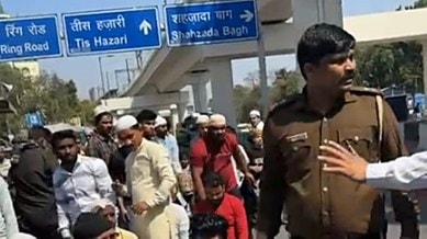 delhi police officer assaults people offering namaz