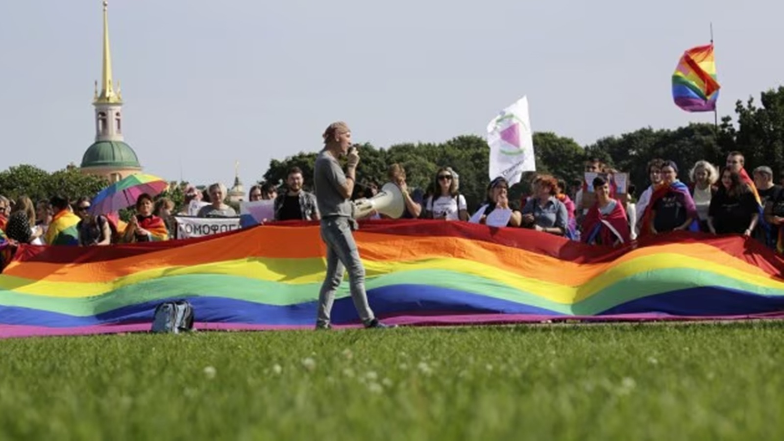 People take part in the LGBT (lesbian, gay, bisexual, and transgender) community rally "VIII St.Petersburg Pride" in St. Petersburg, Russia August 12, 2017. (REUTERS/File Photo)