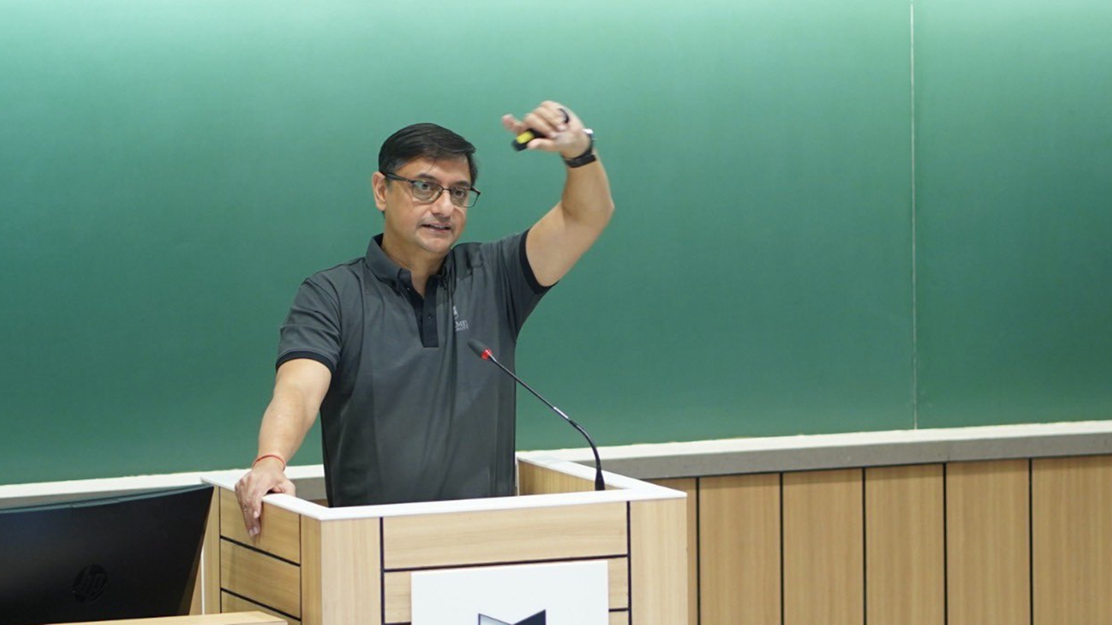 Sanjeev Sanyal as WhatsApp uncle: Blaming Bengalis and UPSC aspirants - Vimarsana News