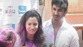 In a rare unseen video that has gone viral, late actor Sushant Singh Rajput and his former girlfriend Ankita Lokhande are seen playing Holi and dancing to Amitabh Bachchan’s “Rang Barse”