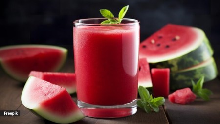 watermelon strawberry smoothie recipe, summer skincare smoothie, smoothie for glowing skin, beat the heat smoothie