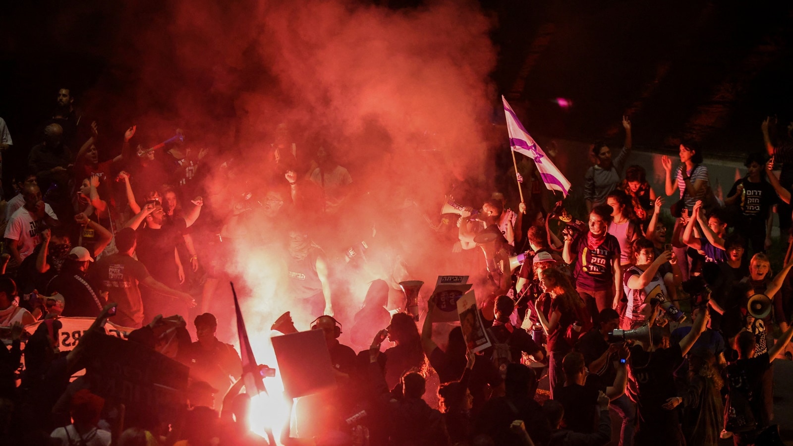 Israelis rally in their largest anti-government protest since the war ...