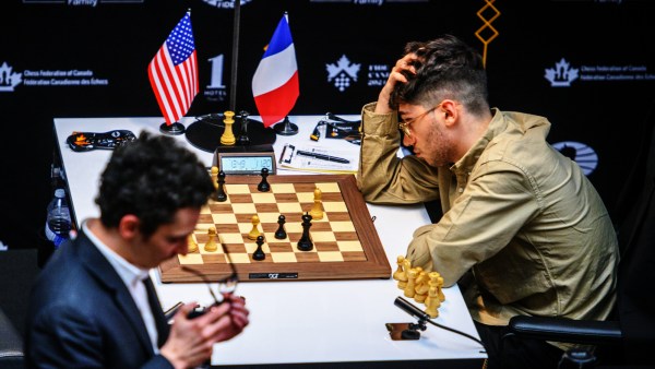 দাবা ক্যান্ডিডেটস চ্যাম্পিয়নশিপের 10 তম রাউন্ডে ফ্যাবিয়ানো কারুয়ানার কাছে হেরে যাওয়ার পর আলিরেজা ফিরোজা প্রতিক্রিয়া জানিয়েছেন৷  (ছবি: FIDE এর মাধ্যমে Michal Walusza