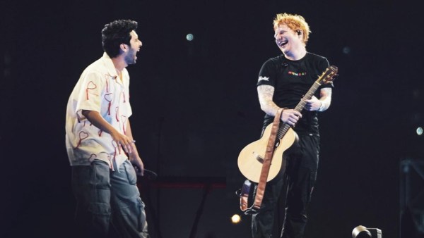 Armaan Malik y Ed Sheeran comparten un momento de luz en el escenario durante el "Perfecto" La reciente actuación del creador de éxitos en Mumbai.  (Foto: Instagram/ armaanmalik)