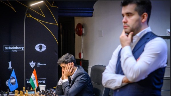2024 দাবা প্রার্থী: বিদিত গুজরাথি ইয়ান নেপোমনিয়াচ্চির (ডানদিকে) বিরুদ্ধে তার ম্যাচের সময় তার পরবর্তী পদক্ষেপ বিবেচনা করে।  (ছবি: FIDE/মিখাইল ভালুসা)