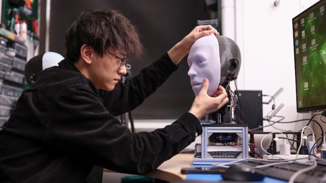 Emo Humanoid robot | Emo Colombia University | Emo robot