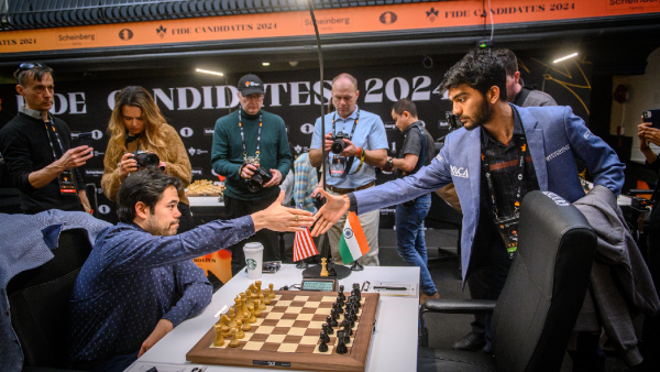 চেন্নাইয়ের 17 বছর বয়সী গুকেশ চেস ক্যান্ডিডেটস চ্যাম্পিয়নশিপ জিতে ইতিহাস তৈরি করেছেন, তাকে বিশ্ব দাবা চ্যাম্পিয়নশিপে সর্বকনিষ্ঠ প্রতিযোগী করে তুলেছেন।  (ছবি: FIDE/মিখাইল ভালুসা)
