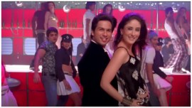 Kareena Kapoor and Shahid Kapoor in a still from the song 'Mauja Hi Mauja.'