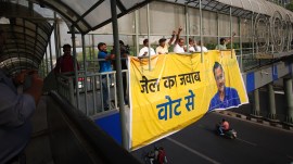 AAP’s new strategy, Kejriwal sympathy, attack on Modi, AAP workers shout slogans, Kejriwal banner at ITO, delhis political realities, Aam Aadmi Party, Narendra Modi, Narendra Modi supporter’s sympathy, indian express news