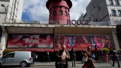 Moulin Rouge, windmill collapse, Paris, cabaret venue, technical problem, resilience, legacy, safety, mayor, structure stability, tourists, historical landmark, fire damage, renovations, Montmartre, bohemian lifestyle, iconic symbol