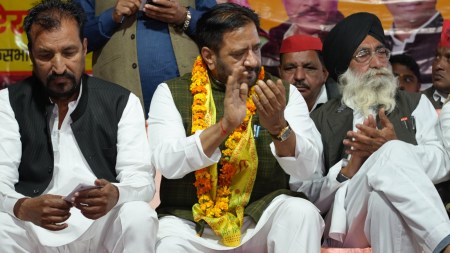 Praveen Singh Gangwar, SP (In centre) (Source_ X_@praveen_aron)