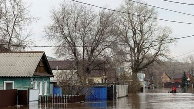 Water levels rise and homes flood in Russia after a dam bursts near the ...