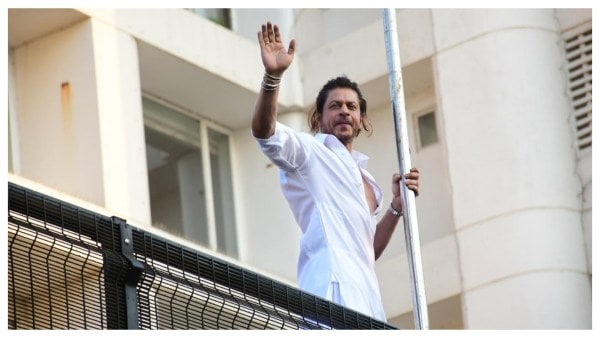  Shah Rukh Khan greets fans on the occasion of Eid. (Photo: Varinder Chawla)