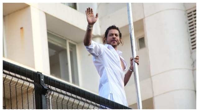 Shah Rukh Khan greets fans gathered outside Mannat on Eid, expresses ...