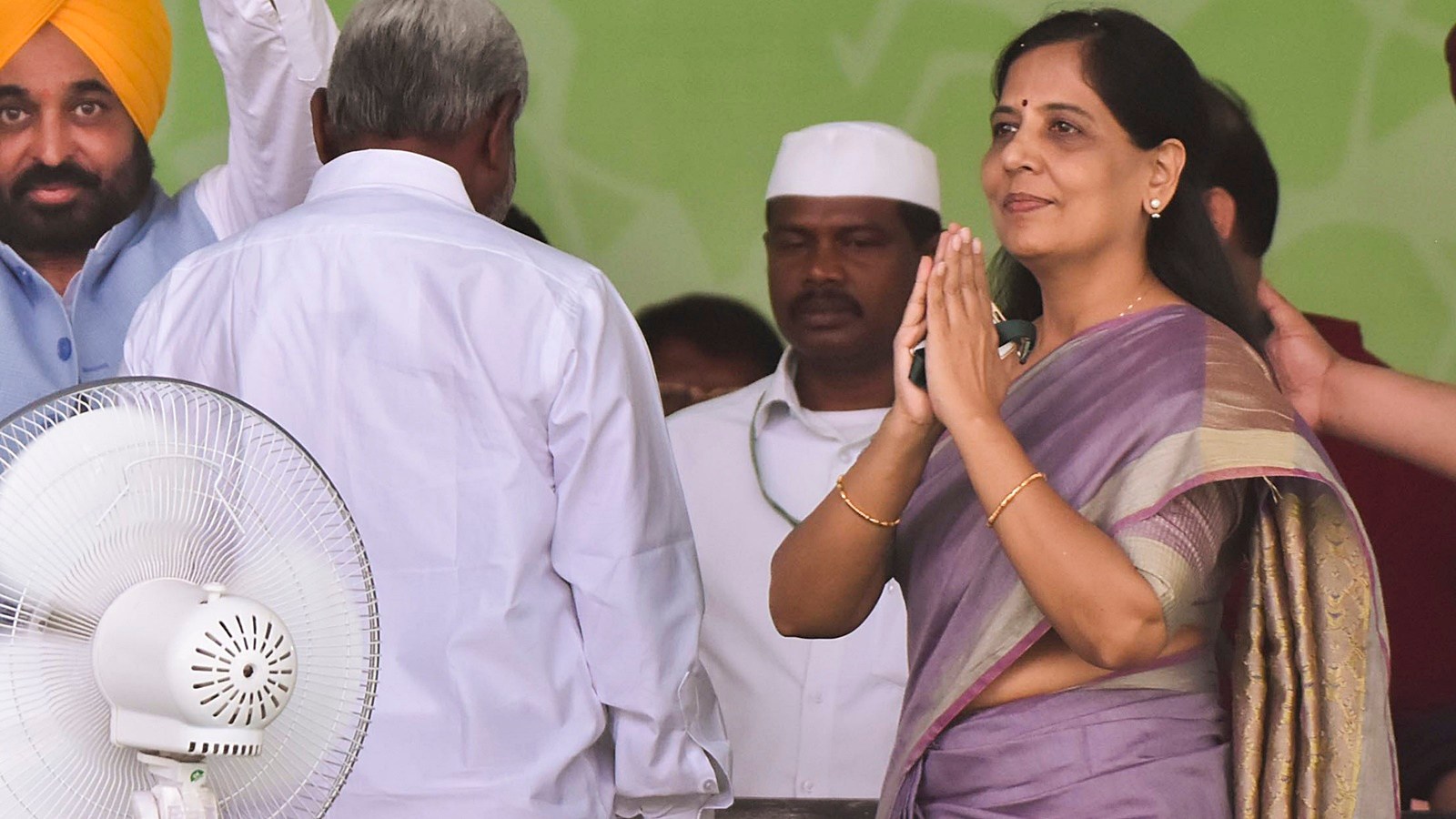 It’s official: Sunita Kejriwal to be face of AAP’s Lok Sabha campaign ...