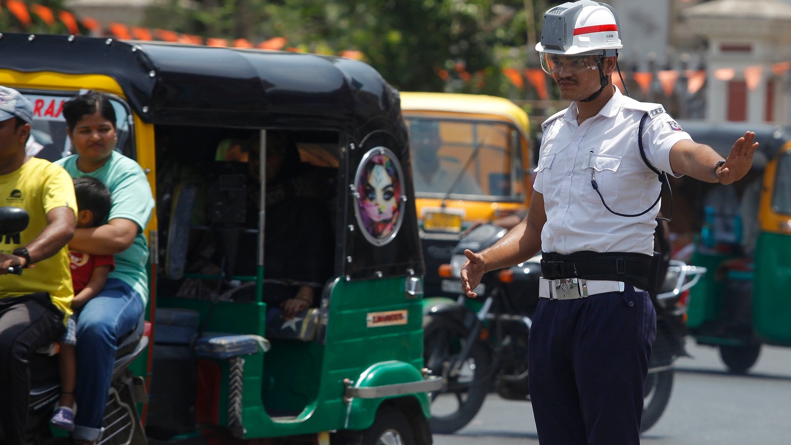 Drunken driver crashes car into two-wheelers & pedestrians, one dead in