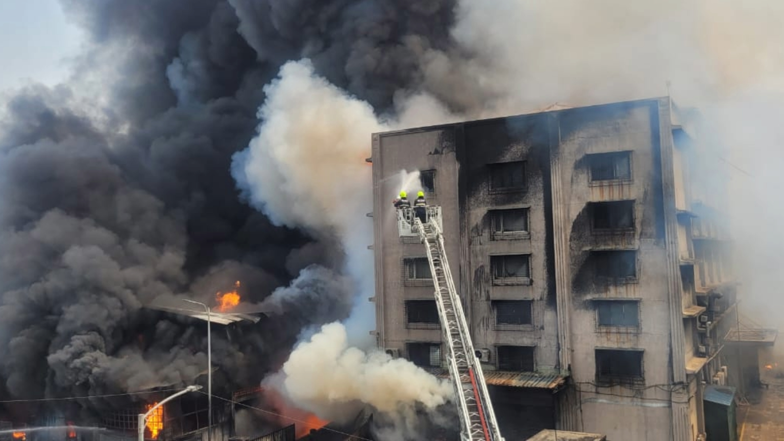Major fire at chemical factory in Navi Mumbai, spreads to 3 nearby industrial units - Vimarsana News