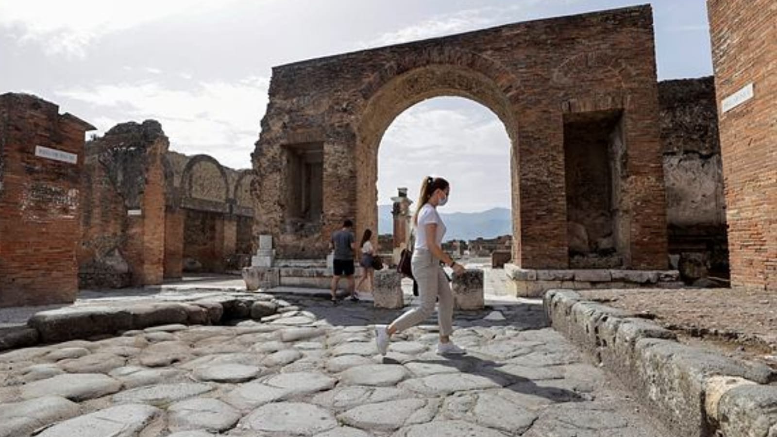 Project to shore up Pompeii yields stunning black banquet hall, with ...