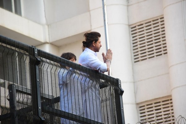  Shah Rukh Khan greets fans on the occasion of Eid. (Photo: Varinder Chawla)